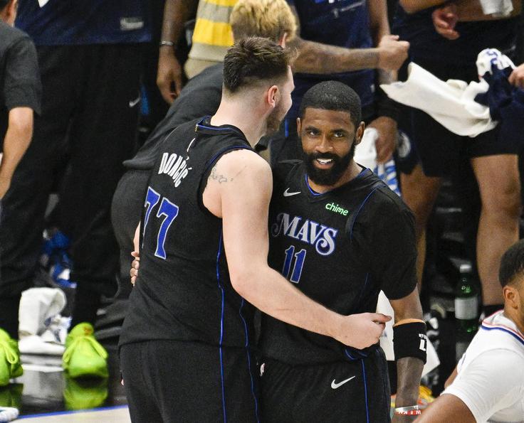 "Tudi zunaj igrišča delamo drug drugega boljšega, potem pa se to prenese tudi na parket," je dejal Irving. | Foto: Reuters
