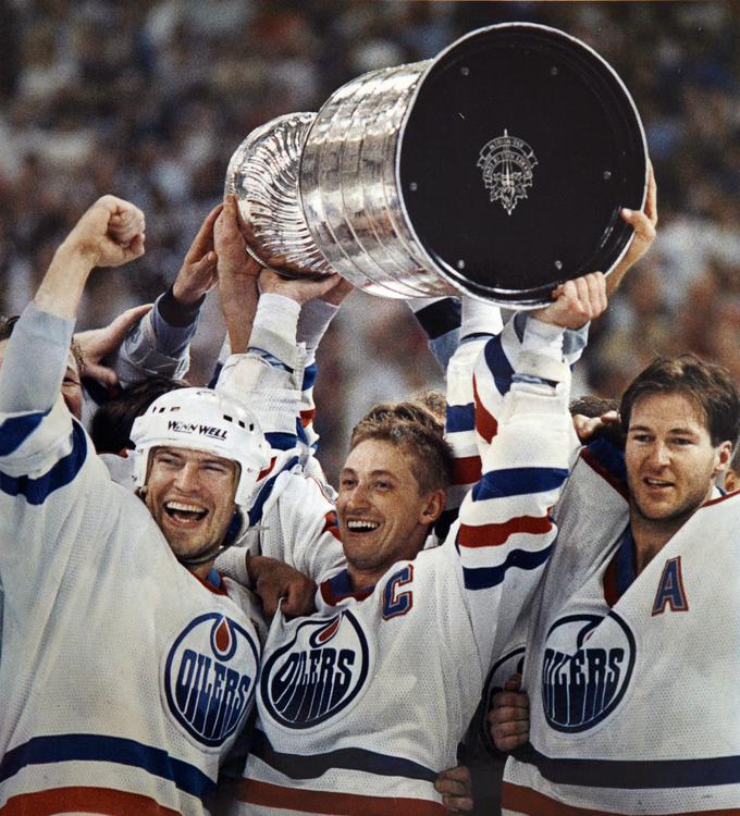 Mark Messier (levo) in Wayne Gretzky (v sredini) sta leta 1987 z Edmonton Oilers takole dvignila pokal. Messier ga je potem odpeljal v striptiz klub. | Foto: Reuters