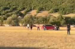 Z avtomobilom namerno zapeljal med ljudi: trije poškodovani, voznik na begu #video