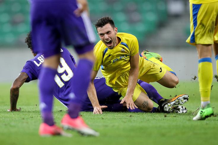Strelec Amedej Vetrih po prekršku, ki ga je storil brazilski reprezentant Luis Gustavo. | Foto: Morgan Kristan / Sportida