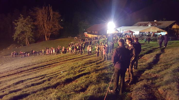 Kot veliko drugih organizatorjev, so se pred morebitnim dežjem tudi pod Ulovko na Vrhniki zaščitili s prireditvenim šotorom. | Foto: Metka Prezelj