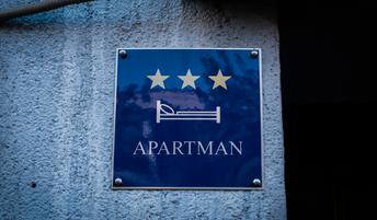 Apartmaji na Hrvaškem: gorje tistemu, ki bo verjel Vesni in Veroniki