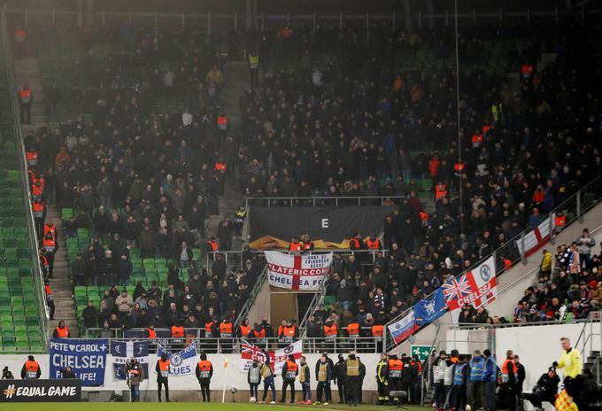 Na Madžarskem je dvoboj med Vidijem in Chelseajem spremljalo veliko število navijačev modrih. | Foto: Reuters