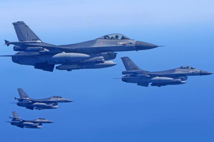 Nizozemska F-16 | Nizozemska je Ukrajini v preteklosti med drugim dobavila bojna letala F-16. Na fotografiji: skupina nizozemskih F-16. | Foto Guliverimage