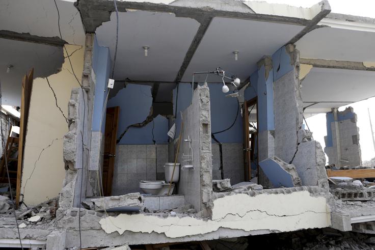 V ponedeljek pozno zvečer so izpod porušenega hotela blizu obalnega mesta Manta potegnili šest preživelih, med njimi triletno in šestmesečno deklico. | Foto: Reuters