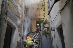 Požar v Piranu: udrlo se je nadstropje, štiri osebe odpeljali reševalci #video #foto