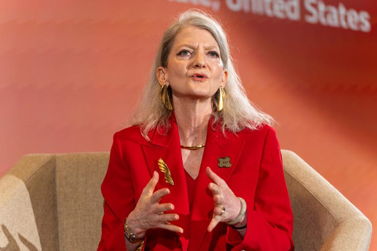 Alison Hooker je izpostavila prepletenost nacionalne in gospodarske varnosti in odpornosti, pomen zaščite dobavnih verig in sodelovanja med zavezniki. Pri tem je bilo govora tudi o ameriških carinah na uvoz iz EU. Hooker je dejala, da je to "neprijetna tema" v medsebojnih odnosih. Dodala je, da predsednik ZDA Donald Trump daje prednost lastnim interesom, vendar pa to "ne izničuje ali odpravlja naših gospodarskih in trgovinskih vezi". | Foto: STA