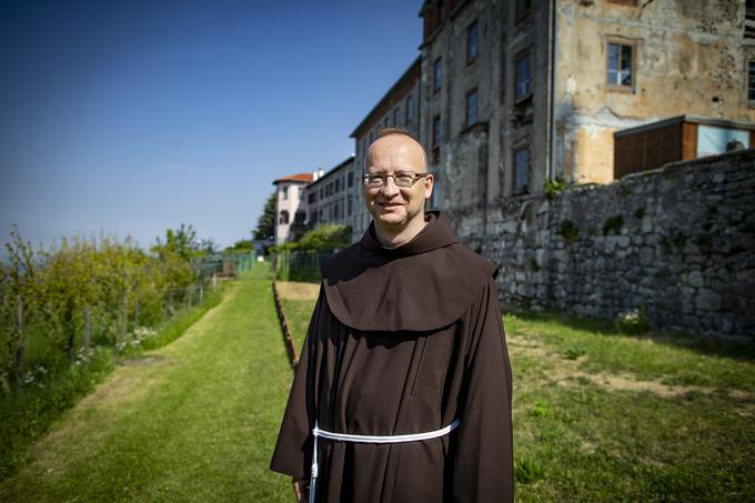 Pater Bogdan Knavs je rektor romarskega središča na Sveti Gori, znan predvsem po spravljivem tonu do vseh ljudi.  | Foto: Ana Kovač
