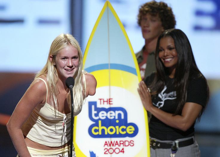 Za vrnitev v športne vode je dobila več priznanj, tudi teen choice award, ki ji jo je izročila pevka Janet Jackson.  | Foto: Getty Images