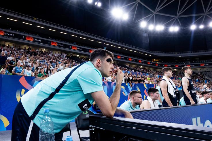 Urban Kroflič se je poškodoval že v prvi četrtini. | Foto: FIBA
