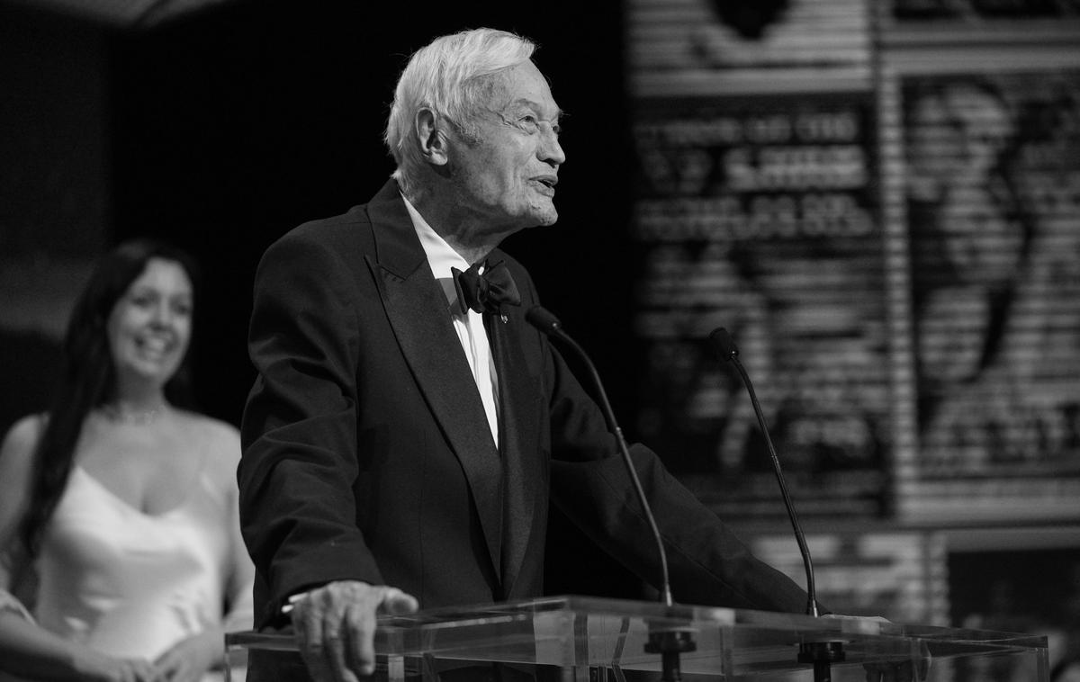 Roger Corman | "Njegova legendarna sposobnost varčne rabe denarja mu je omogočila, da si je hitro zamislil in ustvaril filme in znanstvenofantastične epopeje s proračuni, ki ne bi pokrili stroškov hrane na sodobnem studijskem snemanju," piše v njegovi biografiji na spletni strani oskarjev. | Foto Guliverimage