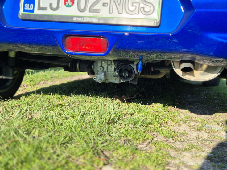 Nizek pogled od zadaj še nižje od izpušnega lonca ujame ohišje zadnjega pogona. Med vožnjo vzvratno je potreben nadzor podlage, da diferencial ne zadene ob izpostavljeno grbino.  | Foto: Aleš Črnivec