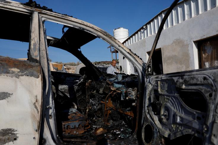 Naseljenci so po poročanju palestinske tiskovne agencije WAFA zažigali tudi vozila v industrijskem delu na severu Zahodnega brega. | Foto: Reuters