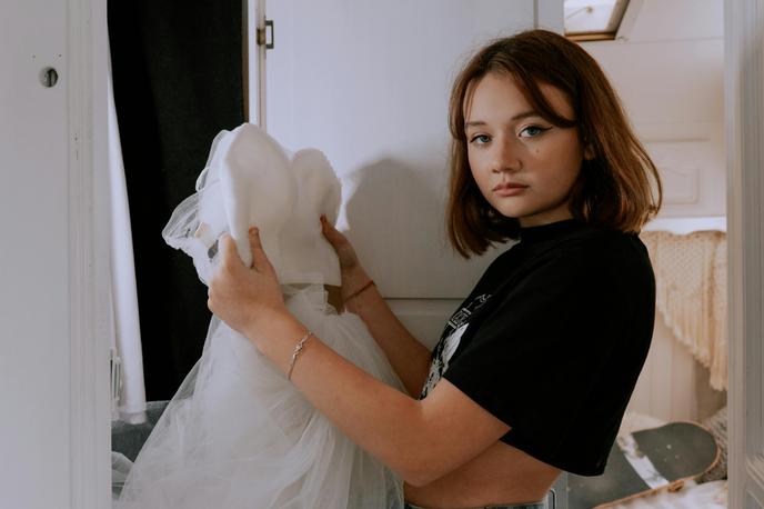 ženska, dekle, obleka | Foto Pexels