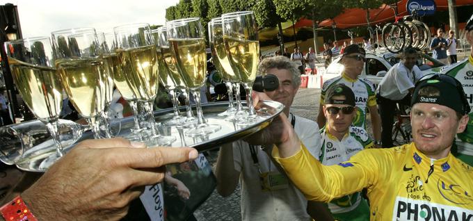 Floyd Landis je leta 2006 takole proslavljal skupno zmago na dirki po Franciji, a kaj kmalu je ostal brez nje. Dolgo časa je trdil, da je nedolžen, čez leta je priznal krivdo. | Foto: Reuters