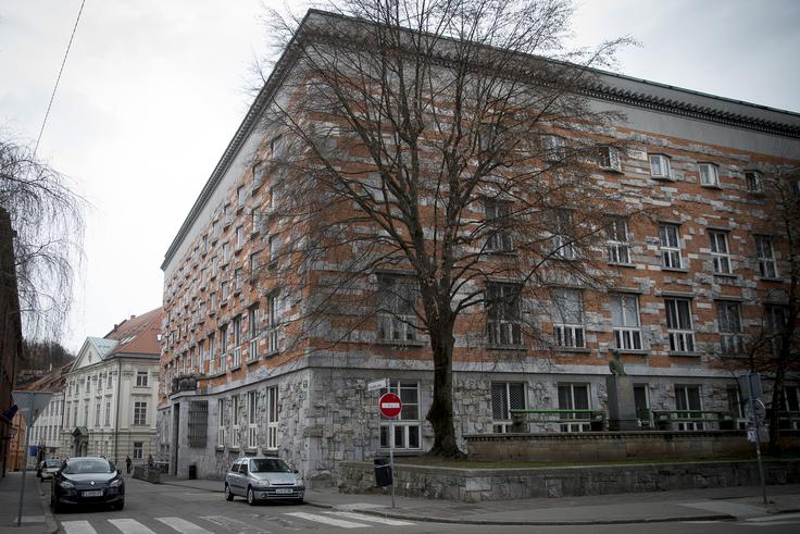 Narodna in univerzitetna knjižnica je nacionalna knjižnica Republike Slovenije in največja knjižnica v državi. V njej hranijo 2,7 milijona del. Ustanovljena je bila leta 1774. Stavba je bila zgrajena po načrtih arhitekta Jožeta Plečnika in je kulturni spomenik najvišjega reda. | Foto: 