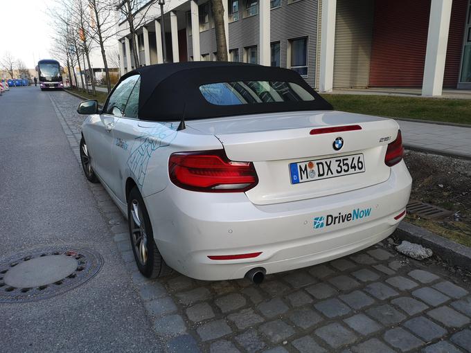BMW z ulice pri hotelu, ki nima klasičnega lastnika. Pripada BMW oziroma sistemu "car sharinga" Drive Now in je torej namenjen najemu uporabnikov. | Foto: Gregor Pavšič