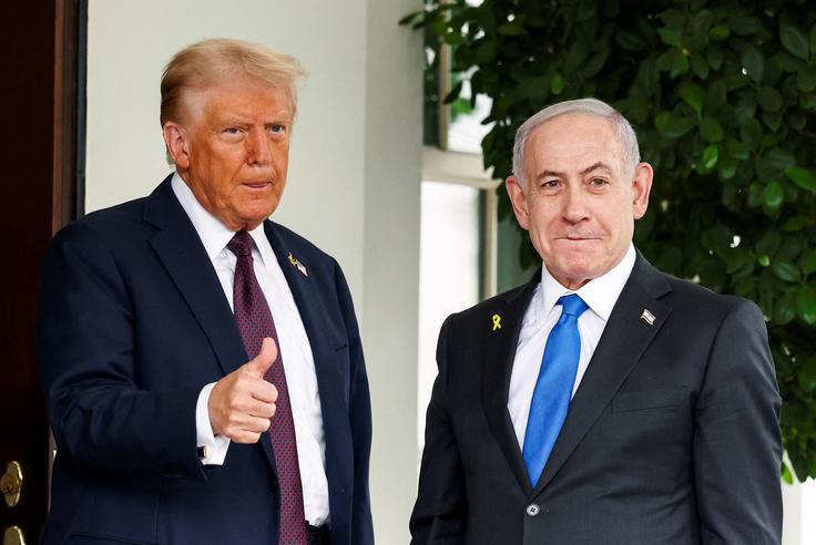 Trump je dogovor o prvi fazi načrta, ki sta ga v Egiptu po treh dneh intenzivnih pogajanj dosegla Izrael in Hamas, naznanil v sredo. Ameriški predsednik je sicer napovedal, da namerava v nedeljo odpotovati na Bližnji vzhod. Med drugim bo obiskal Izrael in Egipt, po lastnih besedah pa bo morda obiskal tudi Gazo. | Foto: Reuters
