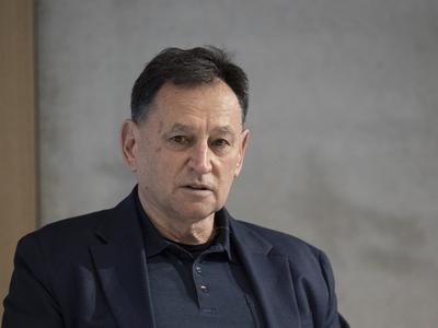 Panični klici in brisanje sledi: je Andrej Ribič v velikih težavah?