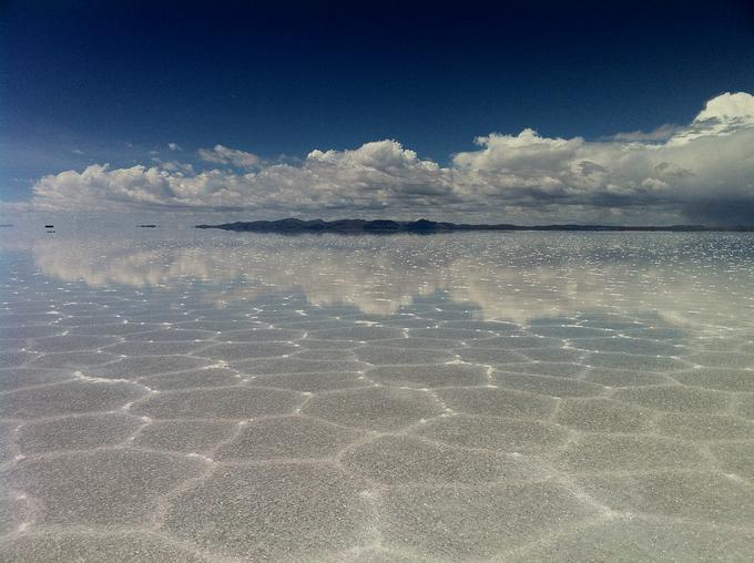 Največja solnata ploščad na svetu Solar de Uyuni v Boliviji, kjer se enkrat na leto nabere nekaj centimetrov vode. Takrat se zgodi vizualna magija, saj voda odseva nebo. | Foto: Arhiv Tanje Cirman