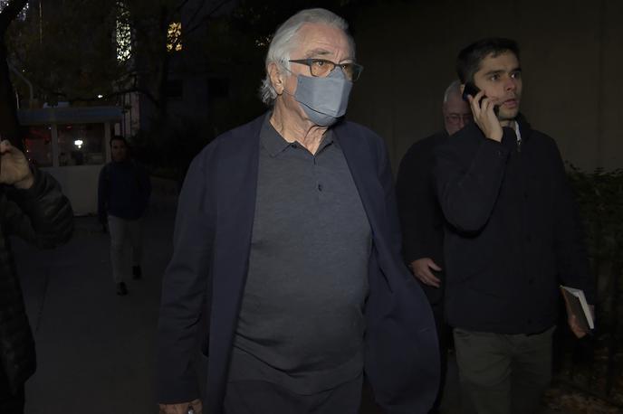 Robert de Niro | Igralec Robert De Niro ob prihodu na sodišče. De Niro mora nekdanji asistentki plačati 1,18 milijona evrov odškodnine. | Foto Guliverimage