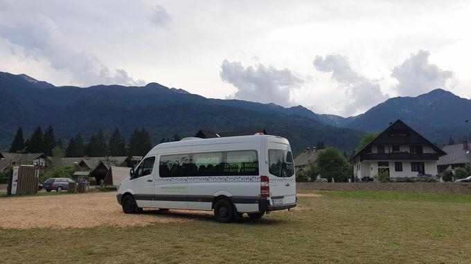 Občina je letos organizirala pet linij brezplačnega organiziranega prevoza, tako imenovanih shuttle prevozov, od parkirišč do najbolj obiskanih ali prometno slabše povezanih točk (Bohinjsko jezero, planina Blato in Soriška planina).  | Foto: Andreja Lončar