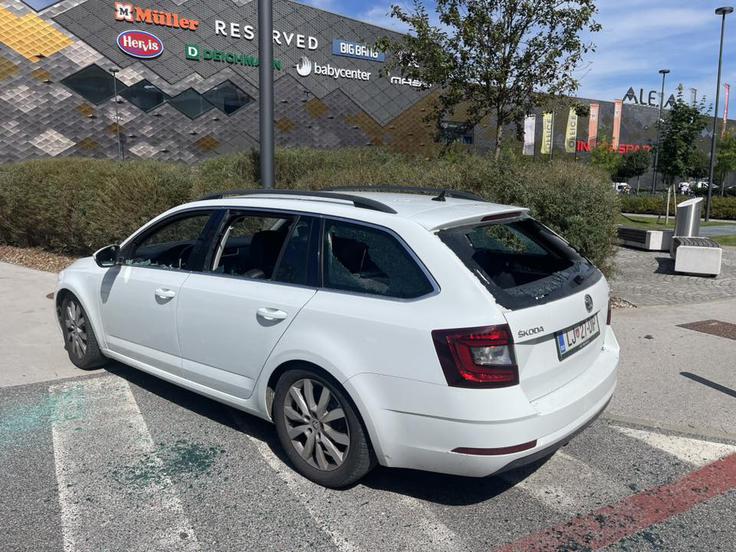 Bralec nam je poslal tudi fotografijo poškodovanega vozila po pretepu. | Foto: Bralec