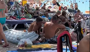 Posnetek s plaže v Makarski razburil številne: "Četudi bi mi kdo plačal, ne bi šla"