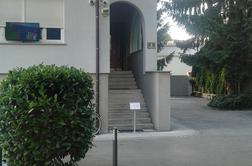 Direktor Sove predstavil materialne dokaze: dogajalo se je na Trstenjakovi 8