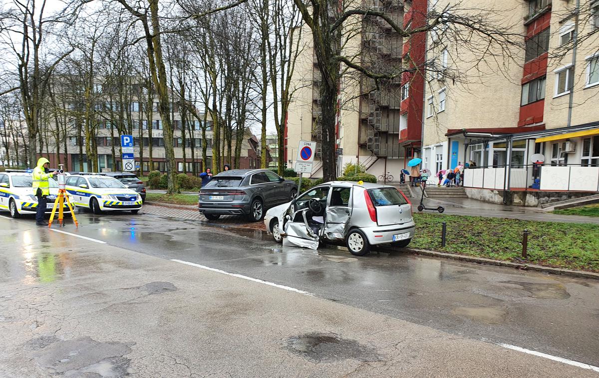 Nesreča Lj | Gasilci so s tehničnim posegom iz vozila rešili ukleščeno osebo. | Foto P. J.