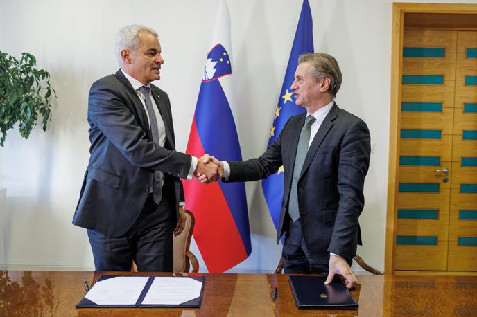 Saša Arsenovič in Robert Golob | Pogodbo za projekt Rotovž sta podpisala mariborski župan Saša Arsenovič in predsednik vlade Robert Golob. | Foto STA