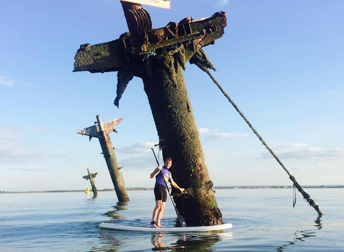 Po pričevanju prebivalcev obalnih mest in vasi, ki imajo neposreden pogled na SS Richard Montgomery, je potopljena ladja kljub prepovedi približevanja in 2,5-kilometrski oddaljenosti od kopnega vaba za veslače in celo plavalce. Takole je junija 2015 ob enem od jamborov ladje poziral 36-letni Shane Skinner, fotografijo delil na družbenih omrežjih in si nakopal velike težave. | Foto: Snapchat