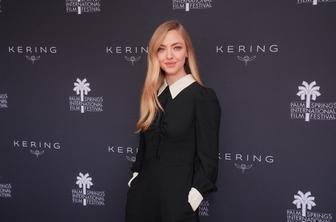 Amanda Seyfried je pokazala, kako zasijati v mali črni obleki