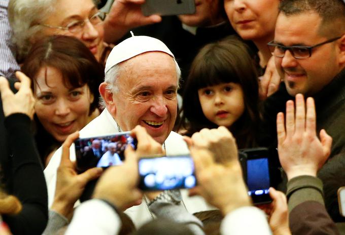 "Frančišek je reformo začel pri sebi kot papežu ter pokazal papeški lik fizično nekoliko bolj podoben Jezusu, da lahko poglavar RKC živi v bolj skromnem stanovanju in brez zlatih okrasov ter da si lahko čas vzame tudi za skromne, uboge, bolne ljudi." | Foto: Reuters