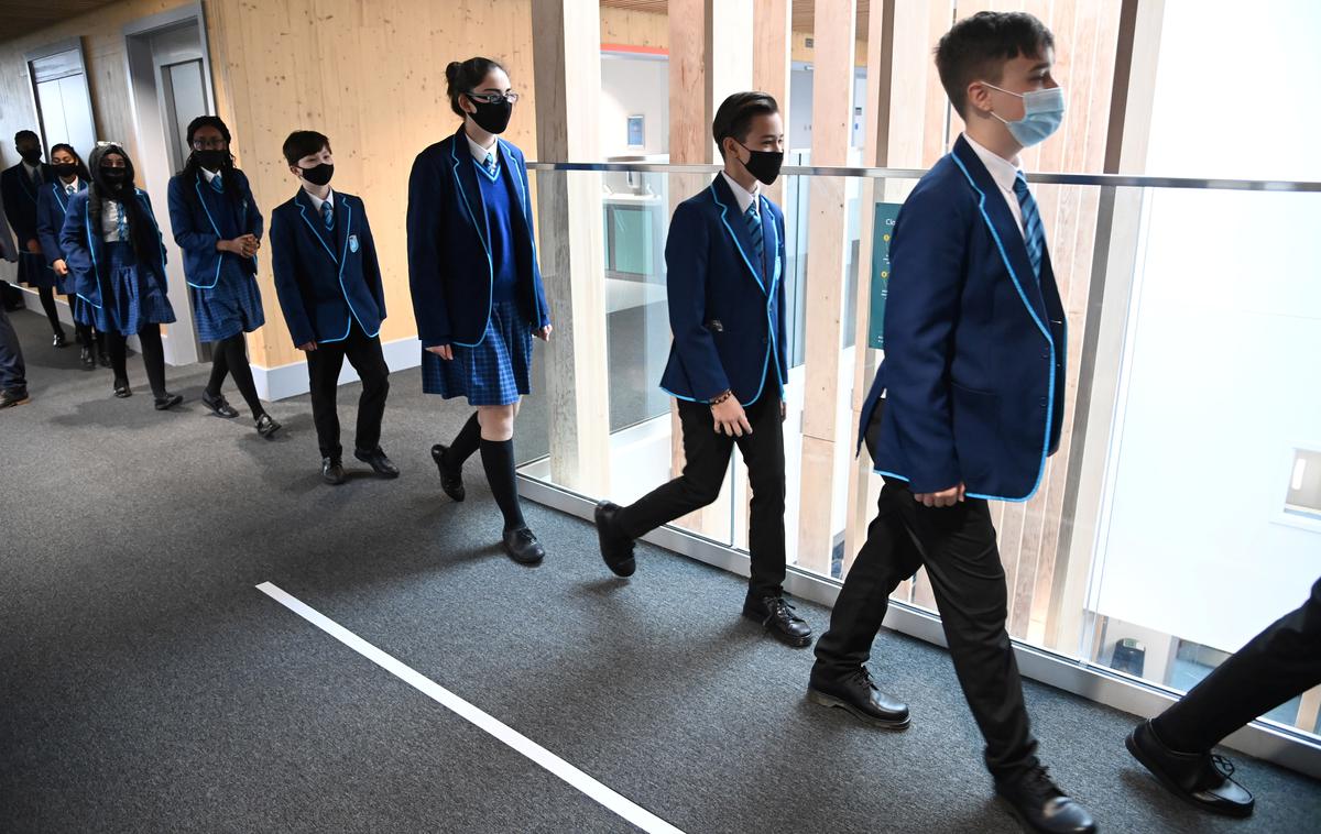 Maske london | Zaradi hitrega širjenja koronavirusne različice omikron bodo v Angliji morali starejši šolarji pri pouku znova nositi maske. | Foto Reuters