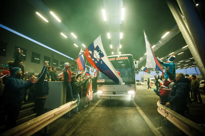 Reprezentančni avtobus je moral na mejnem prehodu ustaviti. Pa ne zaradi pregleda osebnih dokumentov ali bronaste prtljage ... | Foto: Grega Valančič/Sportida