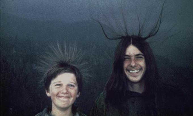 Zanimivost: leta 1975 sta brata Michael in Sean McQuilken med planinskim pohodom svoji sestri Mary pozirala za posrečeno fotografijo - lasje so se jim iz neznanega razloga namreč sami od sebe postavili pokonci. Nekaj minut pozneje je vanje udarila strela. Fotografija bratov je pozneje postala eno najslavnejših opozoril, da je ob takšnih spremembah pričeske najpametneje takoj poiskati zatočišče. Kliknite na fotografijo in preberite celotno zgodbo. | Foto: YouTube