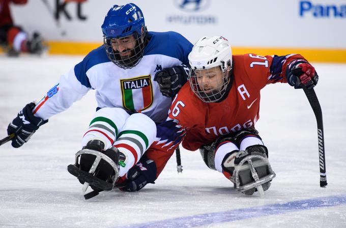 Andrea Macri Knut in Andre Nordstoga med italijansko-norveškim hokejskim obračunom. | Foto: Reuters