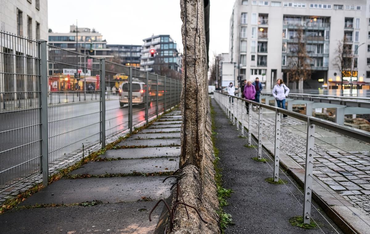 Berlinski zid | Študija o enakosti med nekdanjim vzhodom in zahodom kaže, da v majhnih mestih in na podeželju v vzhodnih zveznih državah javni prevoz in zdravstvene ustanove niso več v celoti na voljo. Hkrati imajo ljudje podpovprečne dohodke in so bolj verjetno odvisni od socialnih prejemkov.  | Foto Shutterstock