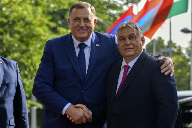 Orban je bil nekakšen Dodikov angel varuh. Preprečeval oziroma oviral je evropske sankcije proti Dodiku in v Republiko Srbsko celo poslal madžarsko protiteroristično enoto, ko mu je grozila aretacija. Orbana in Dodika povezuje tudi zavezništvo s Putinovo Rusijo. | Foto: Guliverimage