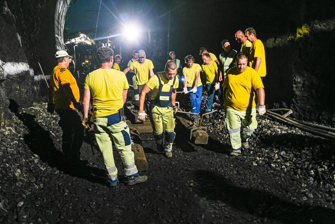 Delavci so na prizorišču nesreče ponoči izkopali od 160 do 170 kubičnih metrov materiala. | Foto: Nova proga, revija Slovenskih železnic