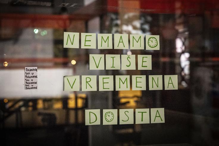 Študentski protesti so se začeli novembra 2024 v Novem Sadu zaradi zrušitve prizidka novosadske železniške postaje, zaradi katere je umrlo 16 ljudi.  | Foto: Ana Kovač