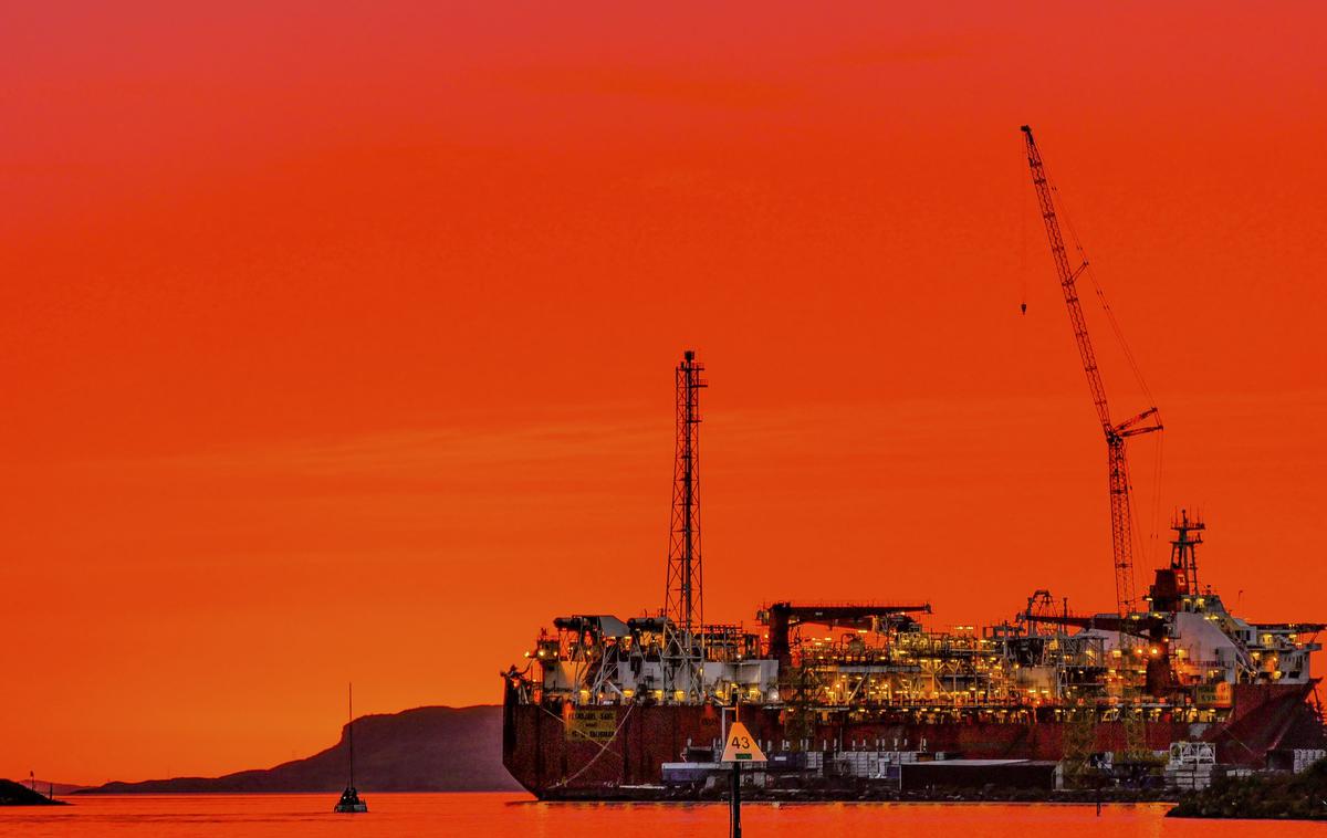 Norveška naftna ploščad | Morje je bilo stoletja vir hrane in energije, generator dela in bogastva Norveške. Šele v poznih šestdesetih letih prejšnjega stoletja so odkritja nafte in plina pomagala obrniti usodo te prej razmeroma nerazvite države.  | Foto Guliverimage