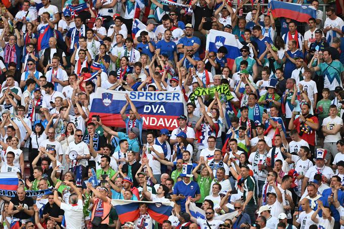 Nogometni navdušenci so prihiteli v Stuttgart z vseh krajev Slovenije. | Foto: Reuters