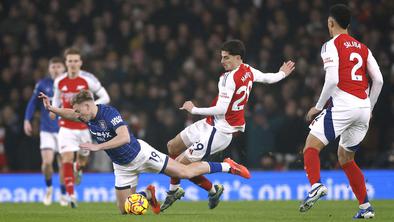 Arsenal najbližje Liverpoolu, ki je slavil po preobratu, udarec za kluba iz Manchestra