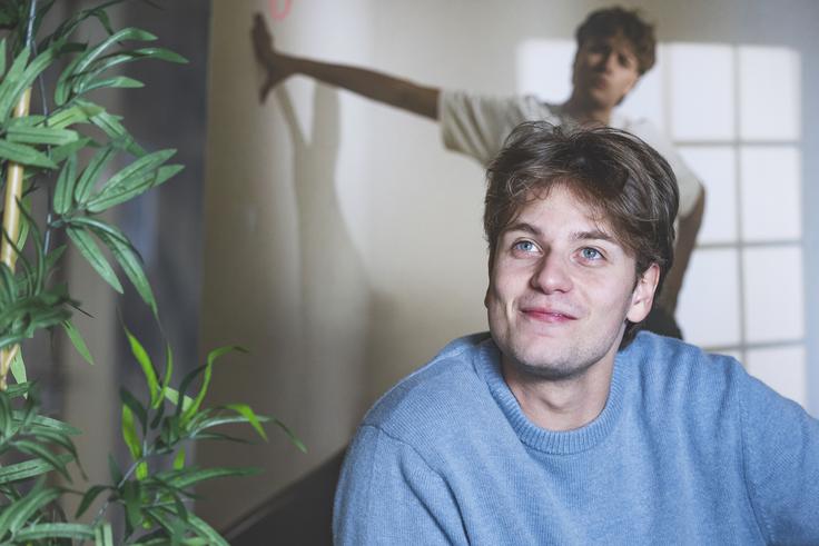 "Zagotovo si želim biti v prihodnosti tudi avtor svojih pesmi in napisati kaj, kar je resnično moje. To je neki moj cilj. Trenutno pa imam ob sebi ljudi, ki to delajo veliko bolje kot jaz. A nekega dne bom to zagotovo počel tudi sam." | Foto: Ana Kovač