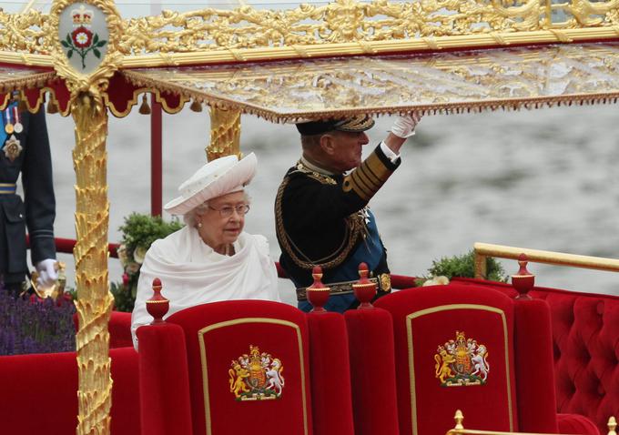 Kraljica Elizabeta II. in princ Filip se ob svojem diamantnem jubileju peljeta v svoji ladji Spirit of Chartwell po reki Temzi pod mostom Vauxhall (3. junij 2012). | Foto: Guliverimage/Vladimir Fedorenko