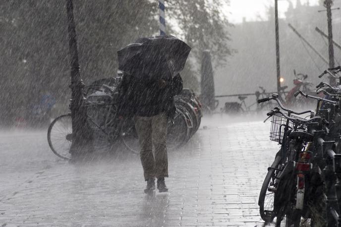 neurje nevihta dež veter | Danes in jutri se raje nikamor ne odpravite brez dežnika. | Foto Thinkstock