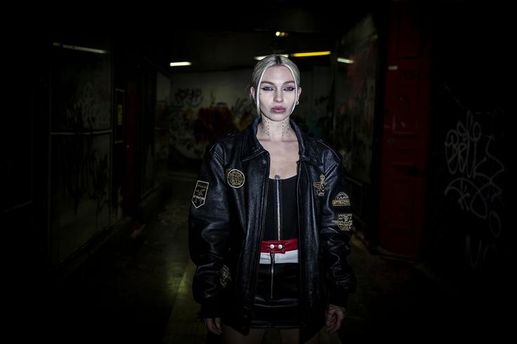 Ko je družini razkrila, da ima punco, so ji rekli, da "gre lahko na Metelkovo, se zadrogira in bo na takšen način umrla". | Foto: Ana Kovač