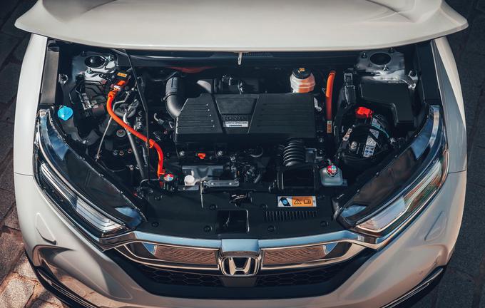 Hibridni sklop sestavljajo dvolitrski bencinski štirivaljnik, dva elektromotorja in litij-ionska baterija. | Foto: Honda